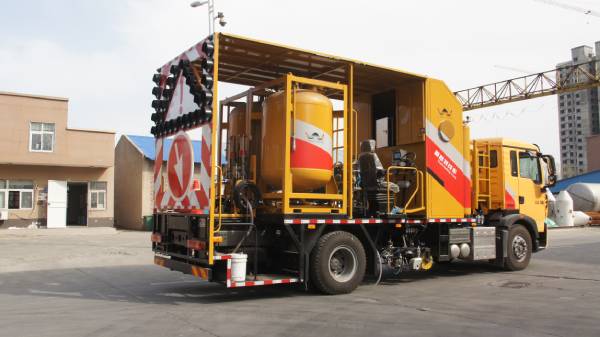 大型熱熔型道路標線車 大型熱熔型道路標線車